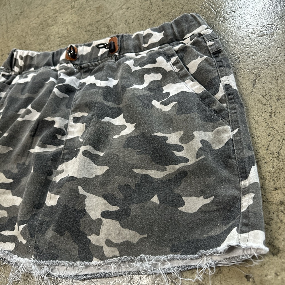 Happy hour y2k style camo mini skirt size L raw hem distressed